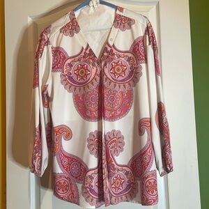 🩷Paisley, pink rayon blouse, long sleeve button front pit 2 pit 20❤️🧡🤍